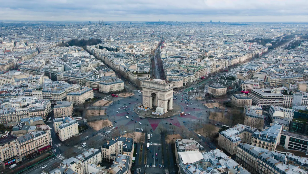 Drone shot before the Metropolitan LUT